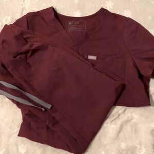 Figs Set Burgundy M top MP bottom